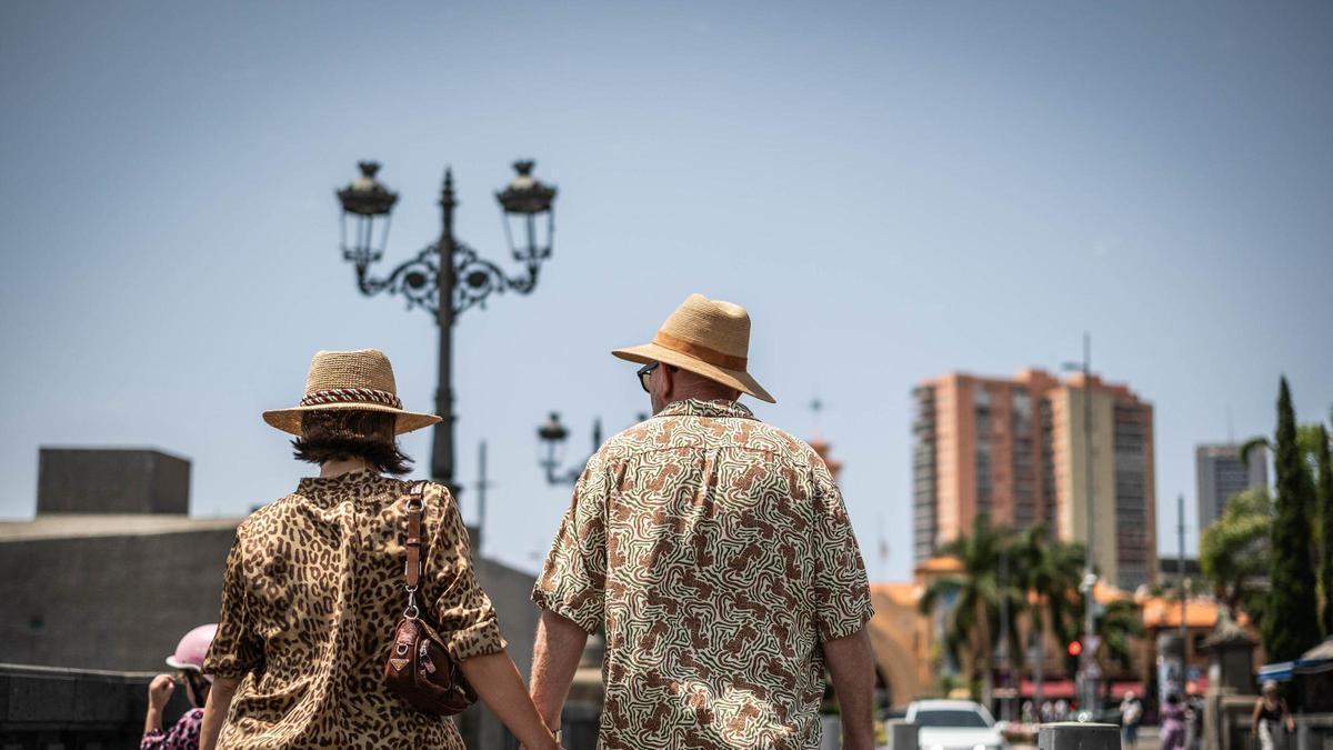 Dos personas pasean por Santa Cruz de Tenerife durante la alerta por altas temperaturas