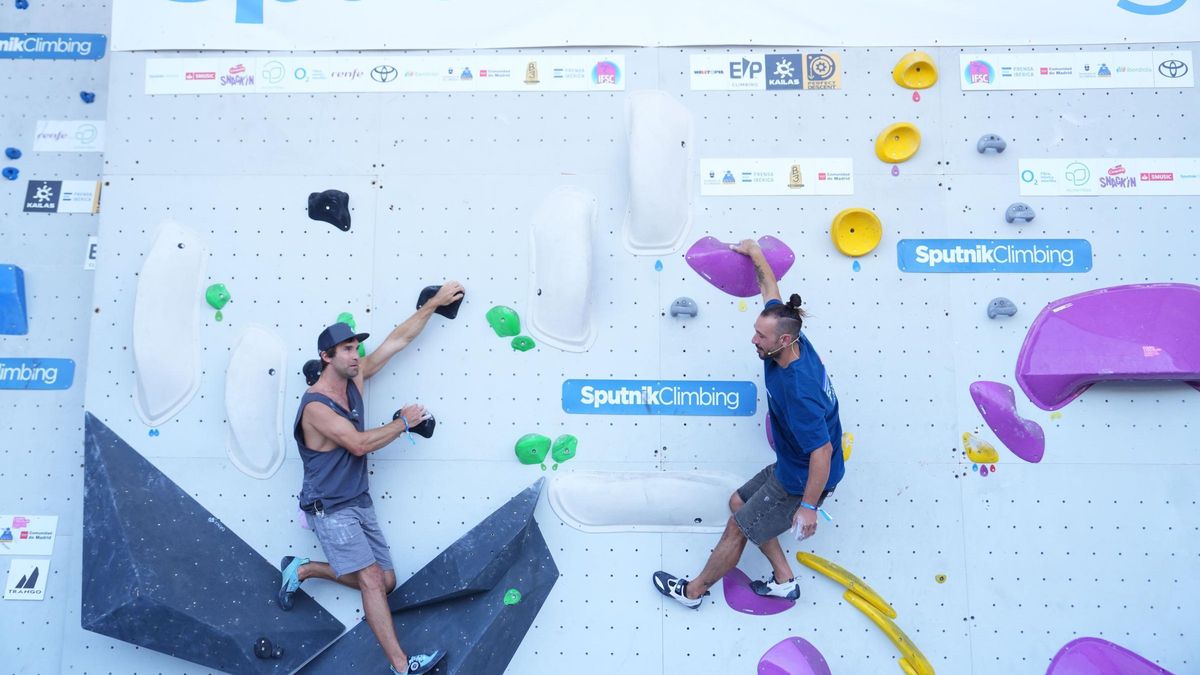 Chris Sharma junto al maestro de ceremonias Mono Joan en el muro de boulder.