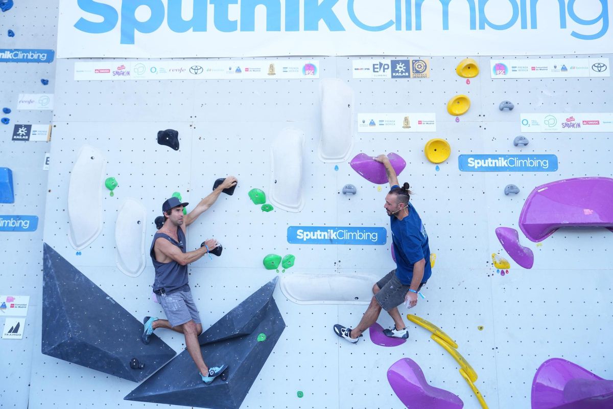 Chris Sharma junto al maestro de ceremonias Mono Joan en el muro de boulder.