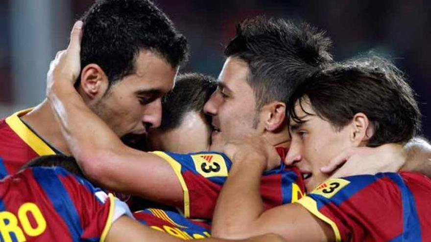 Villa, segundo por la derecha, es felicitado tras su gol por Bojan, Busquets e Iniesta, casi tapado.