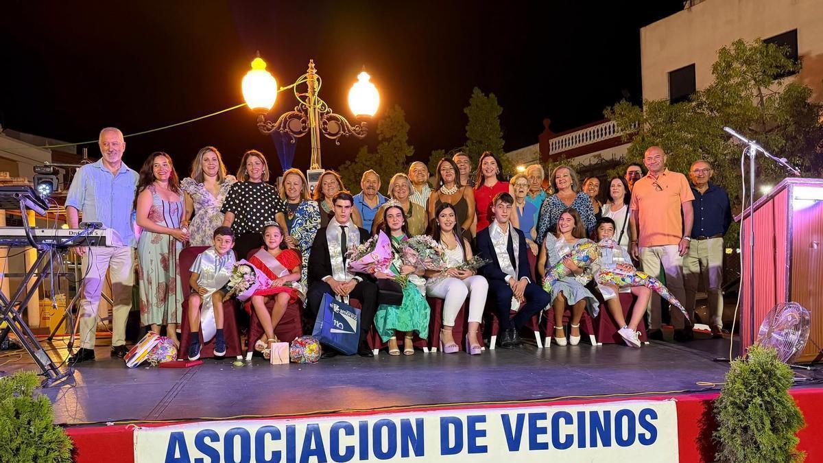 Foto de familia de los homenajeados en las fiestas de la barriada del Mercado.
