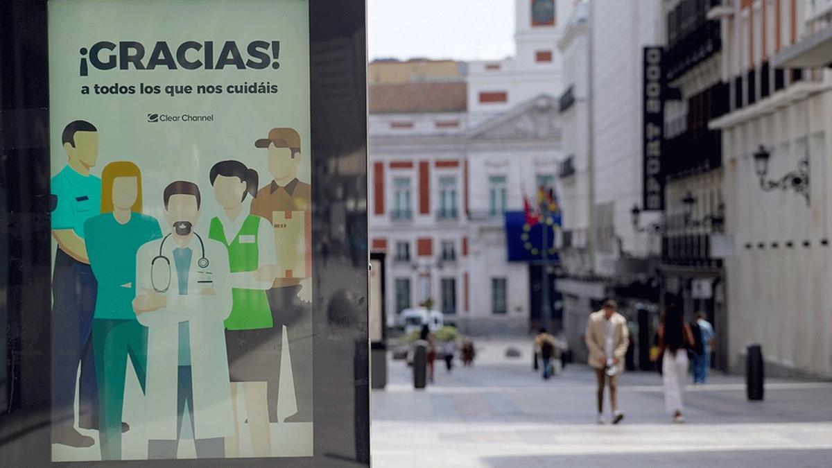 Cartel de agradecimiento a los sanitarios y otros colectivos por su lucha contra el coronavirus, en el centro de Madrid, el 8 de mayo