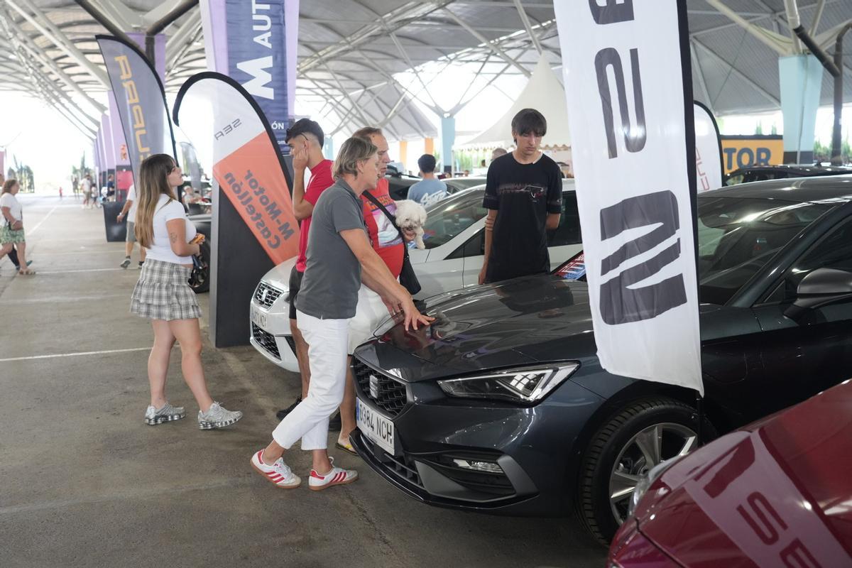 Galería: Los clientes observan los coches de Motorocasión.
