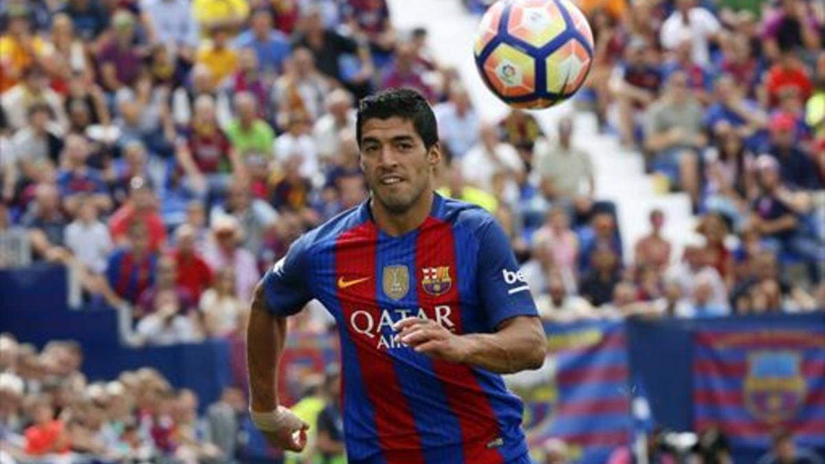 Luis Suárez persigue el balón durante el encuentro contra el Leganés.