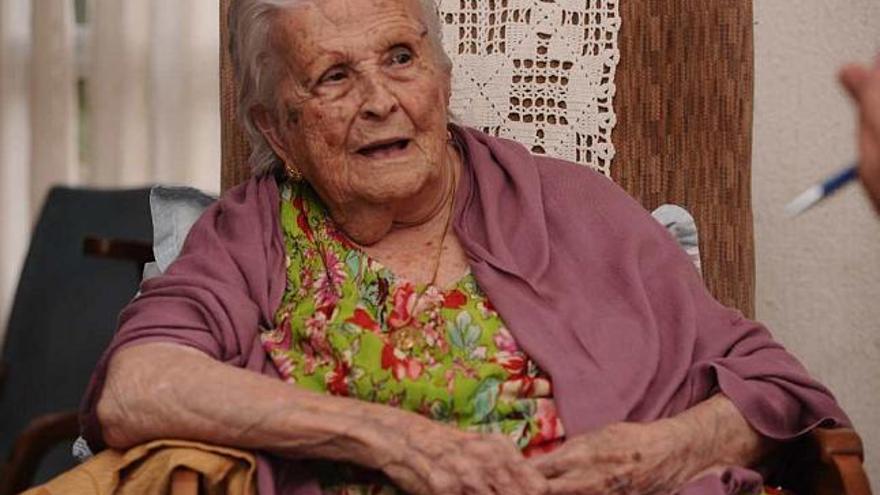 Josefina Blanco, en un momento de la entrevista en su casa de Caballero de Rodas, en Torevieja.