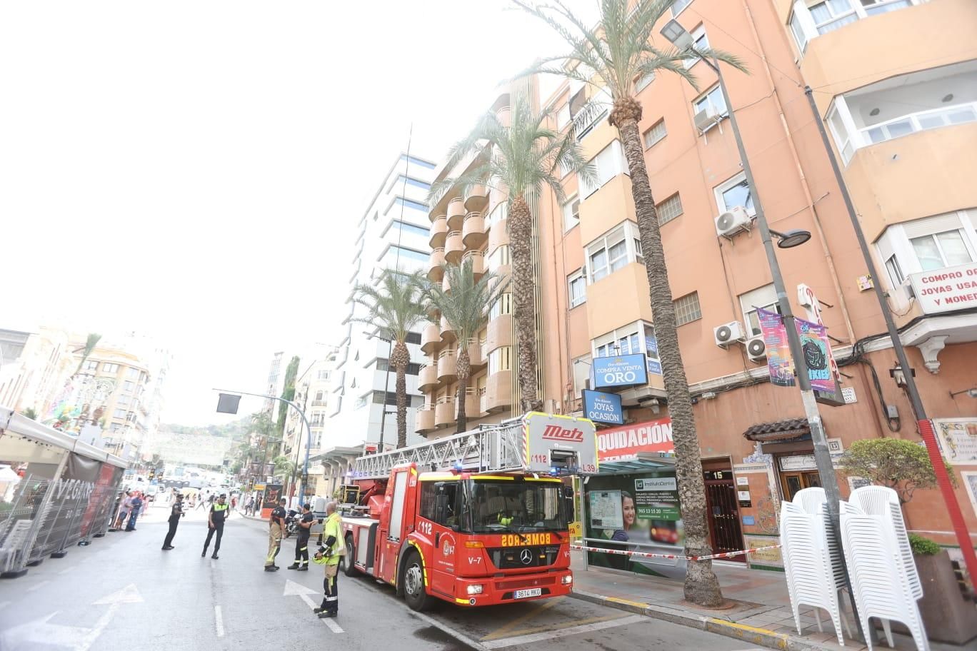 Susto en Alicante al desprenderse una cornisa en Alfonso El Sabio
