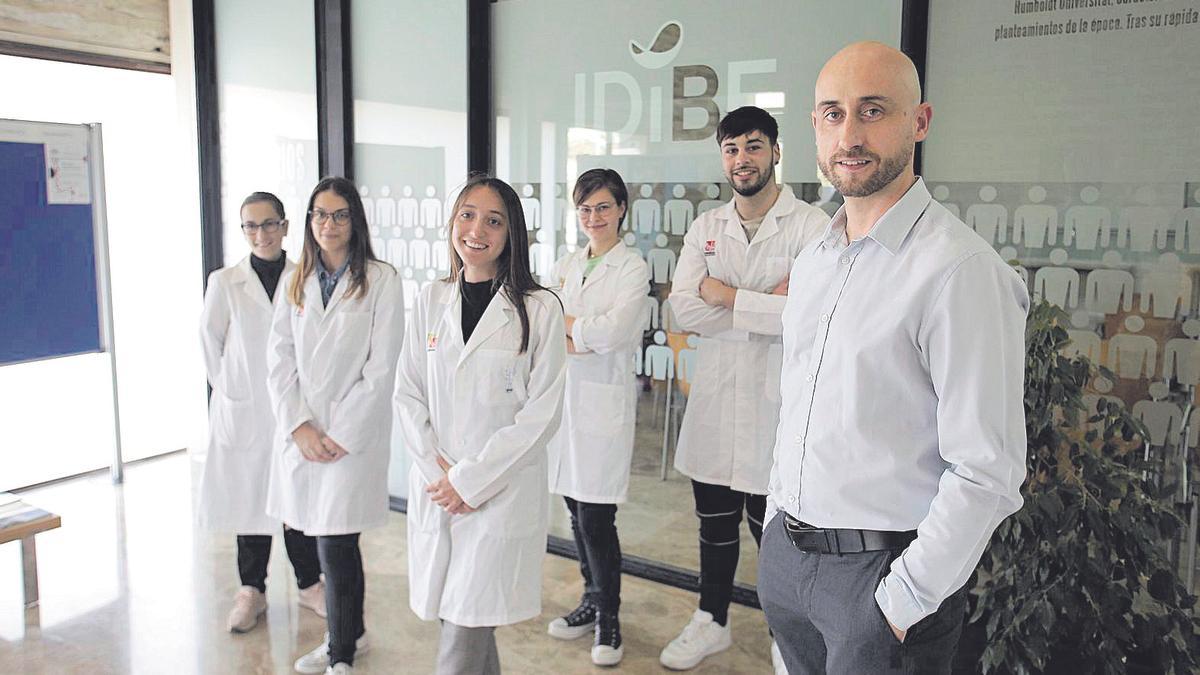 El equipo de la Universidad Miguel Hernández, con el investigador principal, Juan Alberto Falcó Graciá, a la derecha de la imagen.