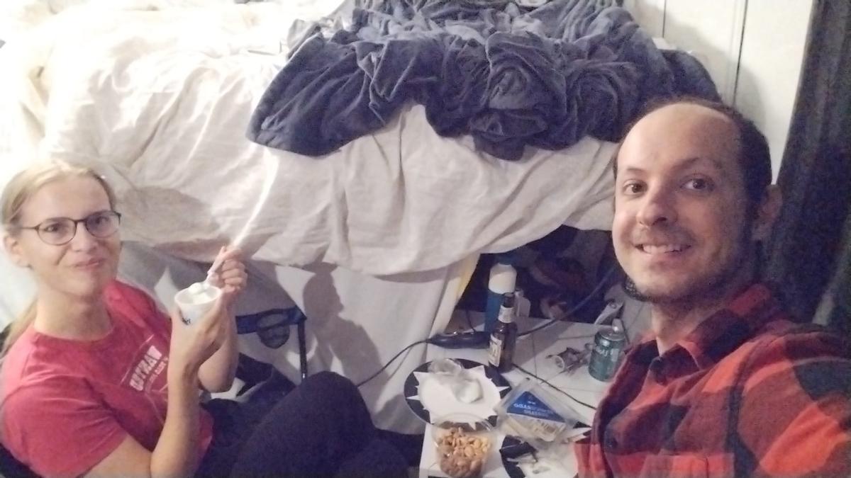 La pareja de Turís, en una imagen compartida a sus familiares los días posteriores a la dana.