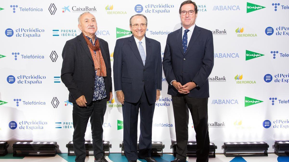 José María Álvarez, secretario general de UGT; Javier Moll, presidente de Prensa Ibérica, y Antonio Garamendi, presidente de la CEOE.