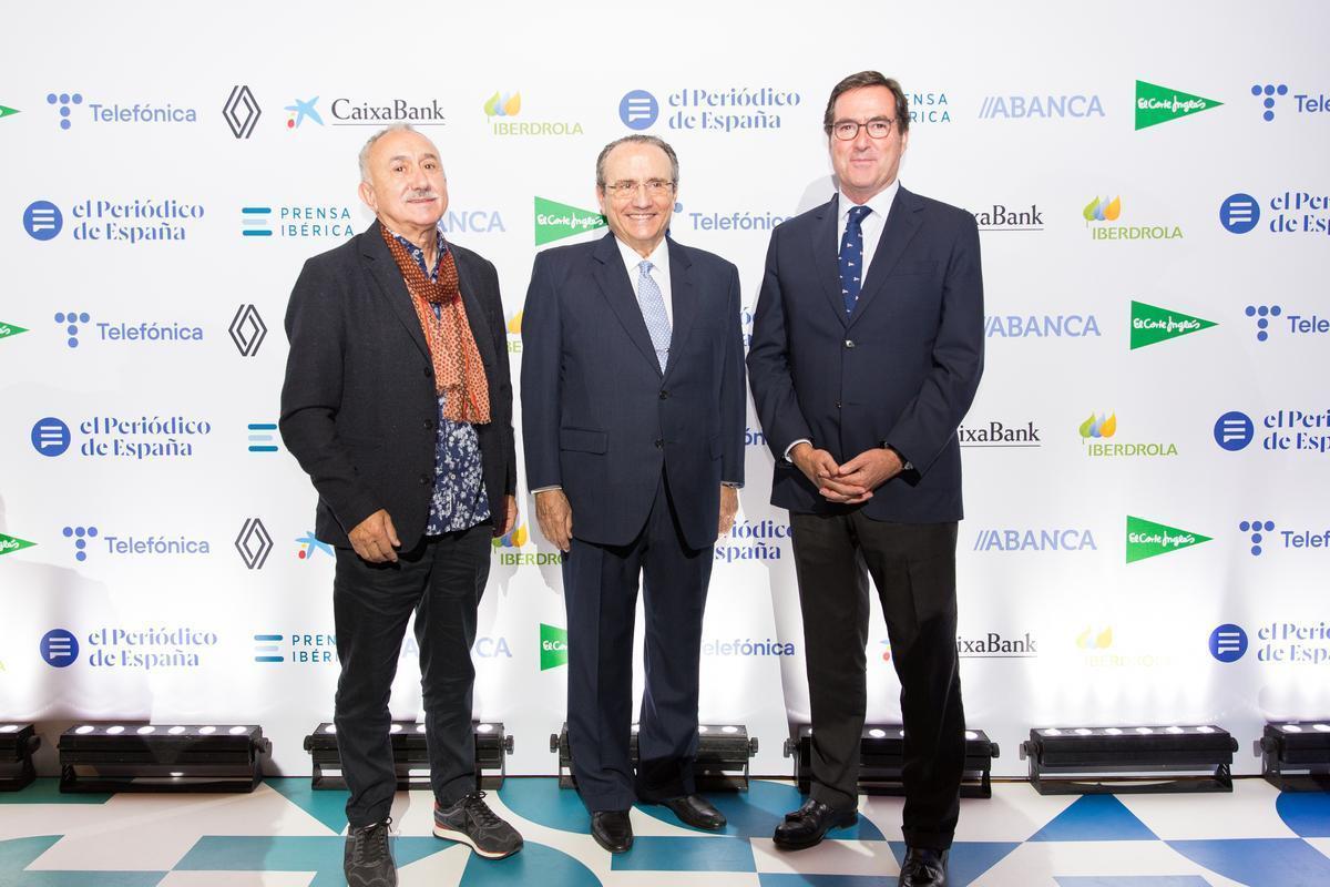 José María Álvarez, secretario general de UGT; Javier Moll, presidente de Prensa Ibérica, y Antonio Garamendi, presidente de la CEOE.