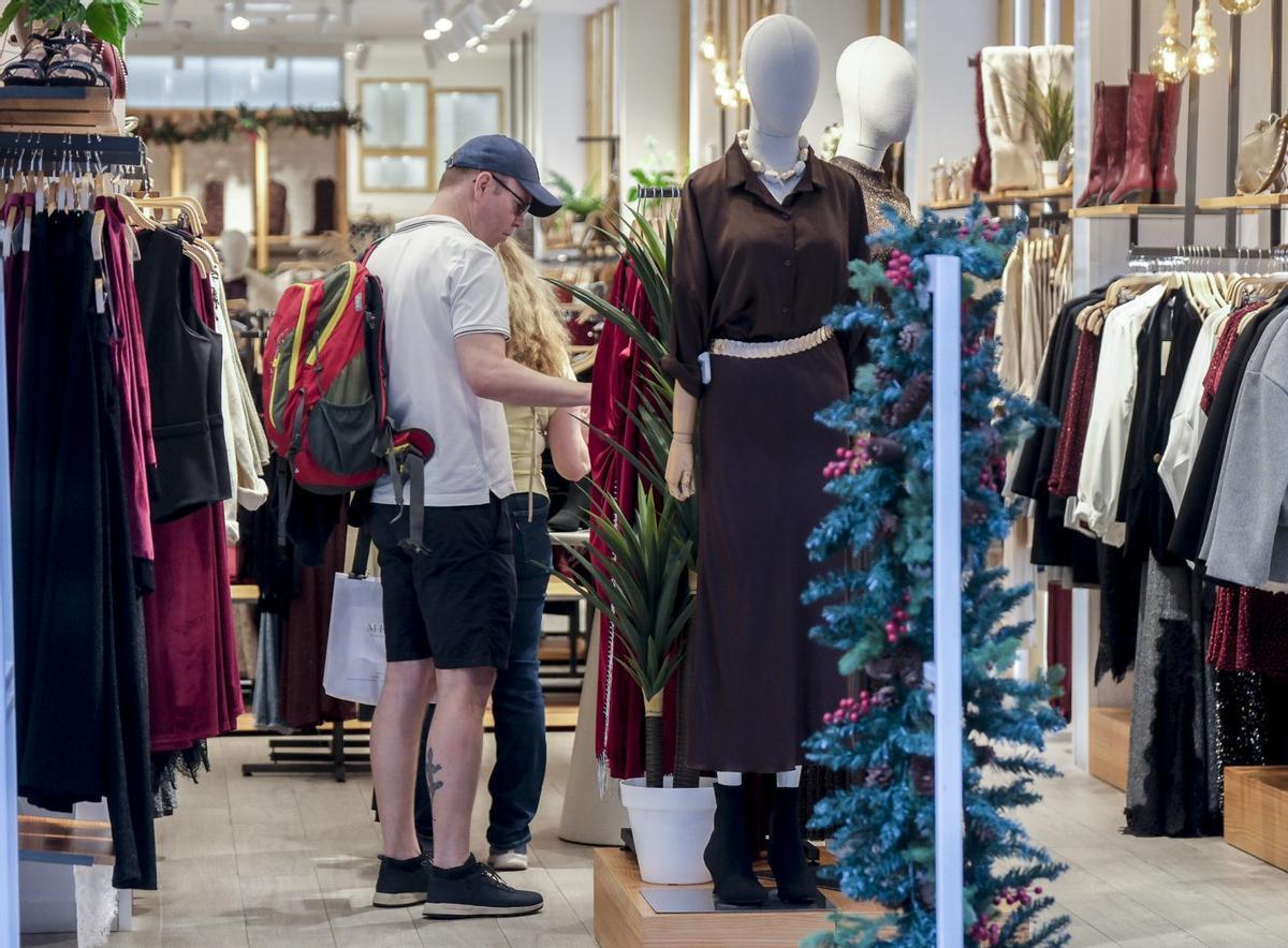 Un hombre compra en una tienda de ropa en la capital grancanaria.