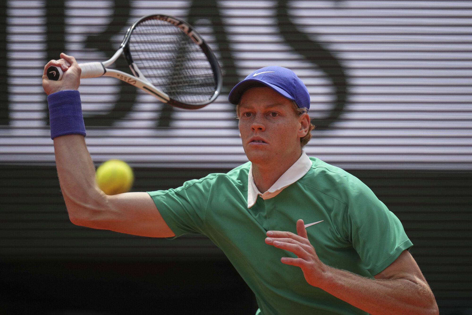 Italy's Jannik Sinner returns to Spain's Carlos Alcaraz during the final match of the French Tennis Open at the Roland-Garros in Paris, Sunday, June 8, 2025. (AP Photo/Christophe Ena). EDITORIAL USE ONLY/ONLY ITALY AND SPAIN