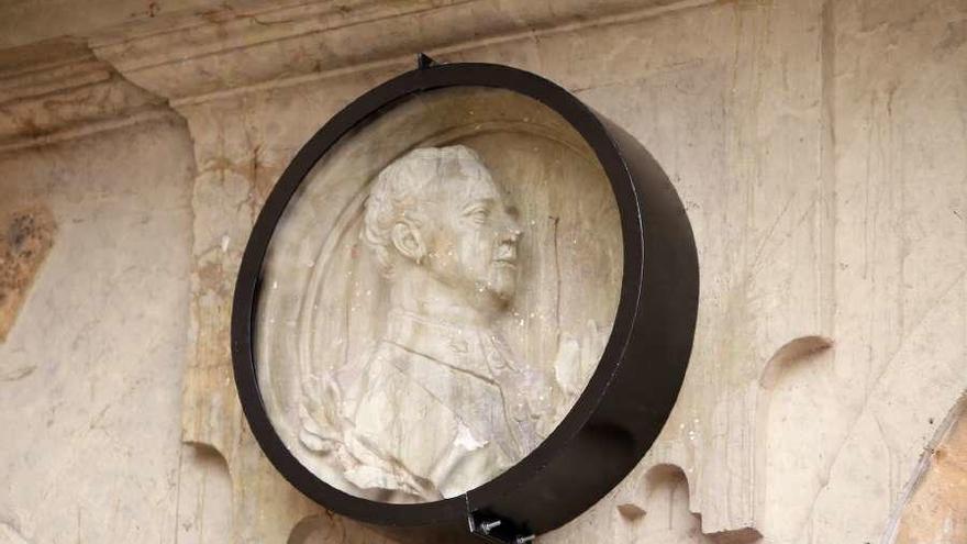 Medallón de Franco en la plaza mayor de Salamanca.