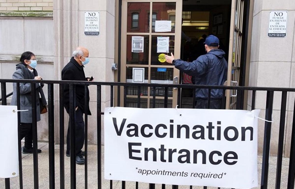 Ciudadanos de Nueva York esperan su turno para vacunarse.