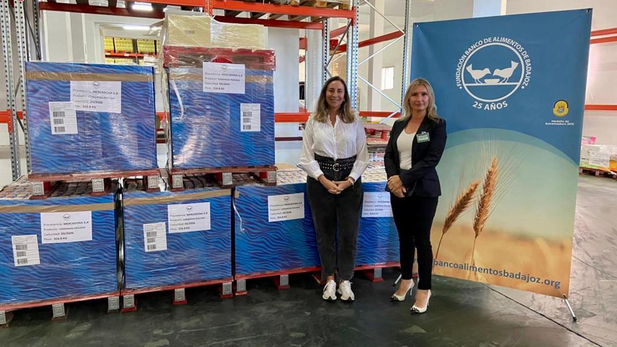 Momento de la entrega en el Banco de Alimentos de Badajoz.