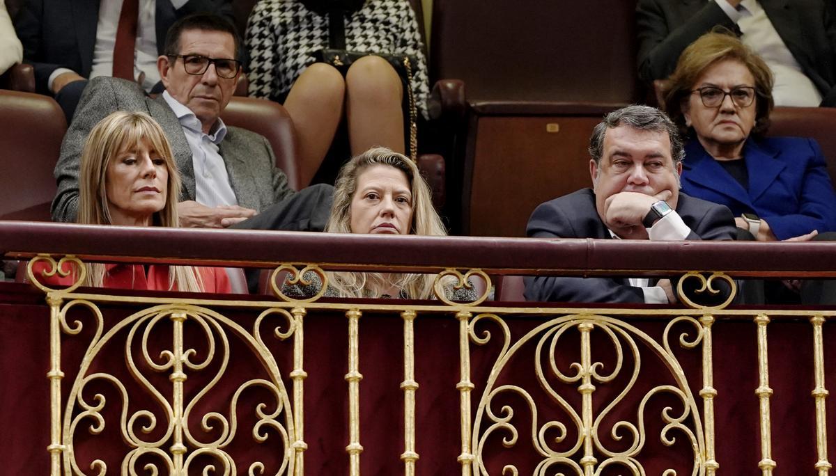 La esposa y la madre de Pedro Sánchez siguen la sesión de investidura.
