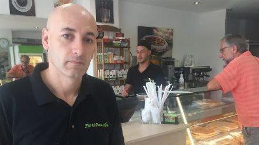 César Aguerrido, ayer en su pastelería de la calle Aragón.