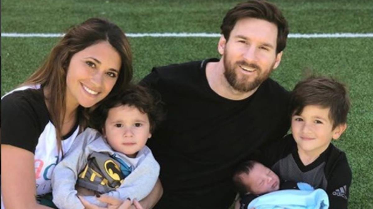 Leo Messi posa con Antonella y sus hijos Mateo, Thiago (en sus brazos) y Ciro.