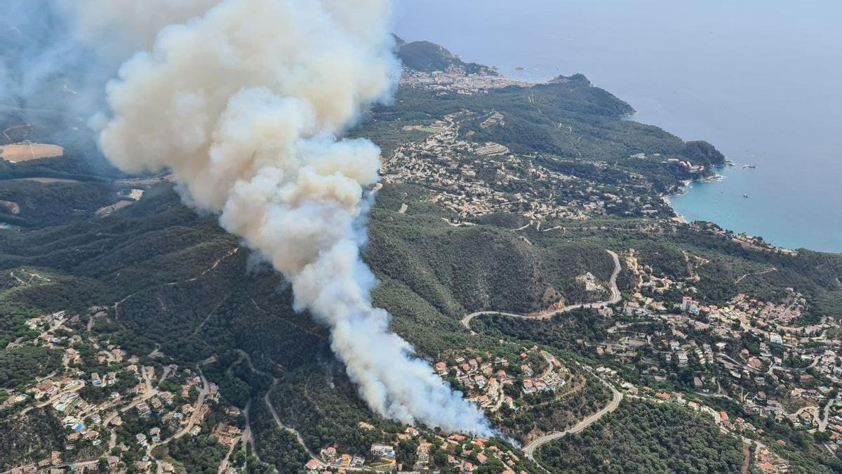 Imatge aèria del foc entre Lloret de Mar i Tossa