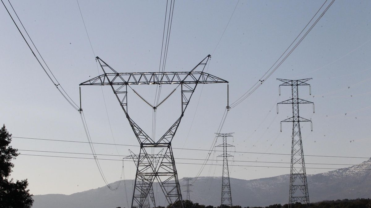 Archivo - Electricidad, energía, cables, torres eléctricas, corriente
