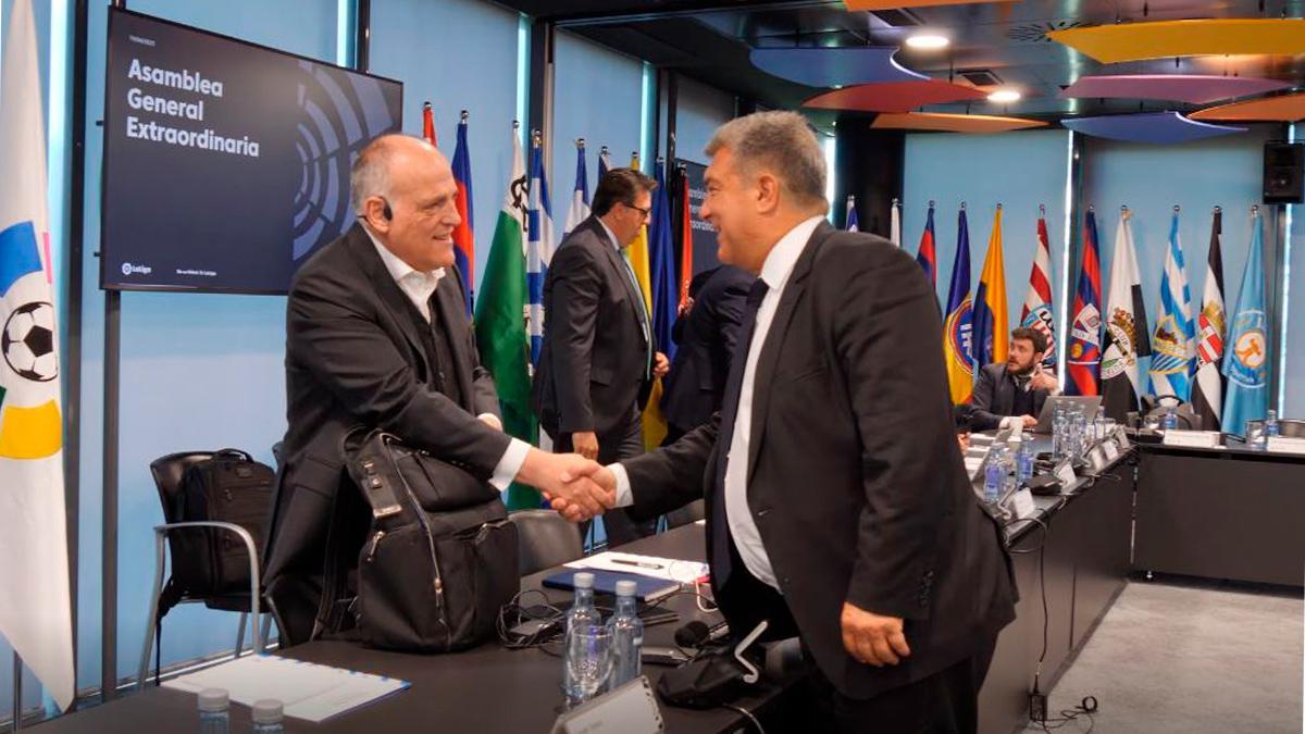 Joan Laporta y Javier Tebas se saludan en la Asamblea de LaLiga