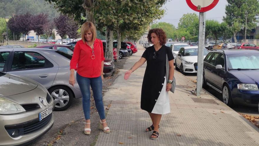 Digna Rivas (izq.) y Leticia Gallego, en la avenida de Mendiño de Redondela.