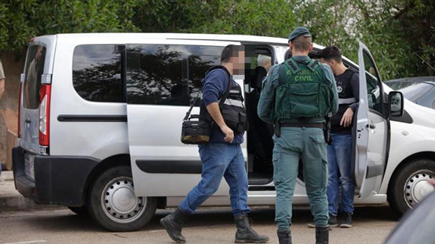 Agentes de la Guardia Civil rastrean la zona