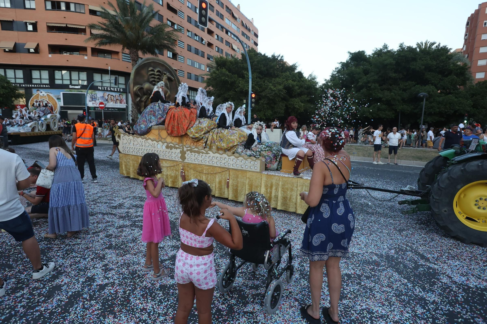 El Coso Multicolor llena Alicante de color en su nuevo recorrido