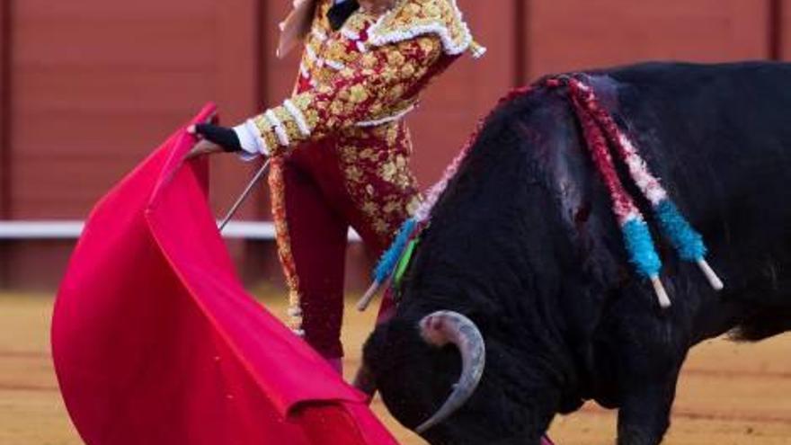 Manzanares rematando un excelente pase de pecho al segundo toro de la tarde.