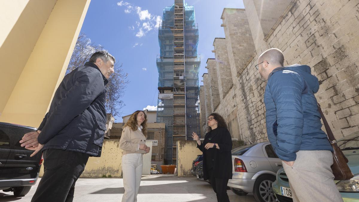 Josep Lluís Mendoza, Maite Alonso, Alícia Izquierdo y Joan Negre, ante el campanario, todavía cubierto por el andamio.