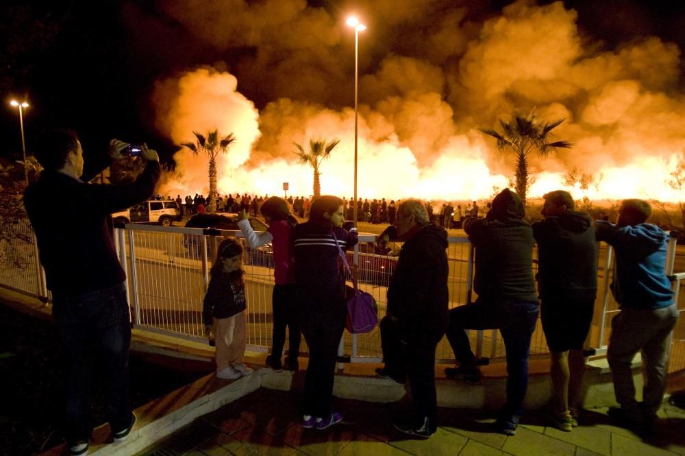 Un incendio obliga a desalojar el camping de Almenara