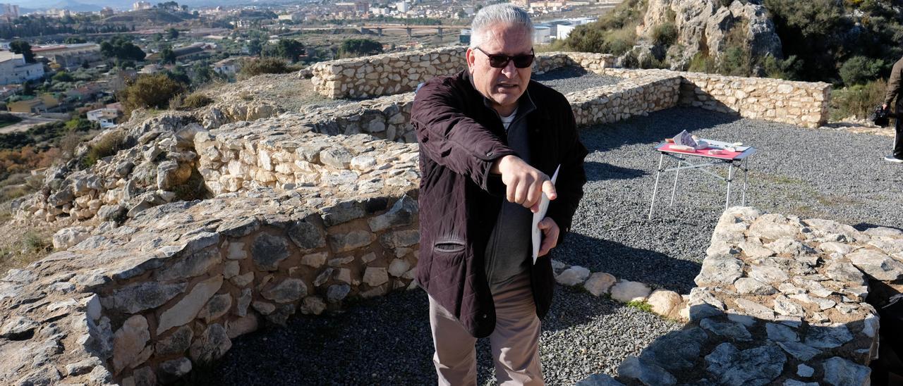 El arqueólogo Antonio Poveda durante una de sus investigaciones en el yacimiento El Monastil de Elda.