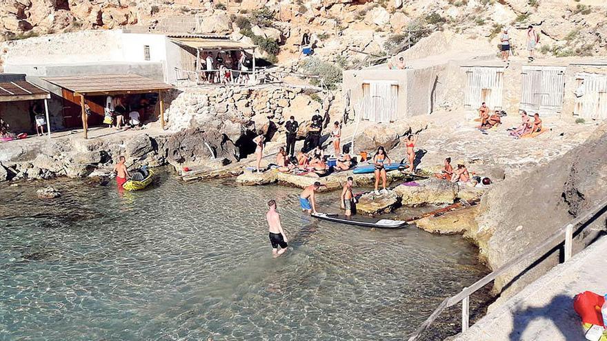 Agentes de la Policía Local de Sant Josep, en la tarde del miércoles, procediendo al desalojo de las personas que se habían reunido en es Calonet de Cala Tarida.