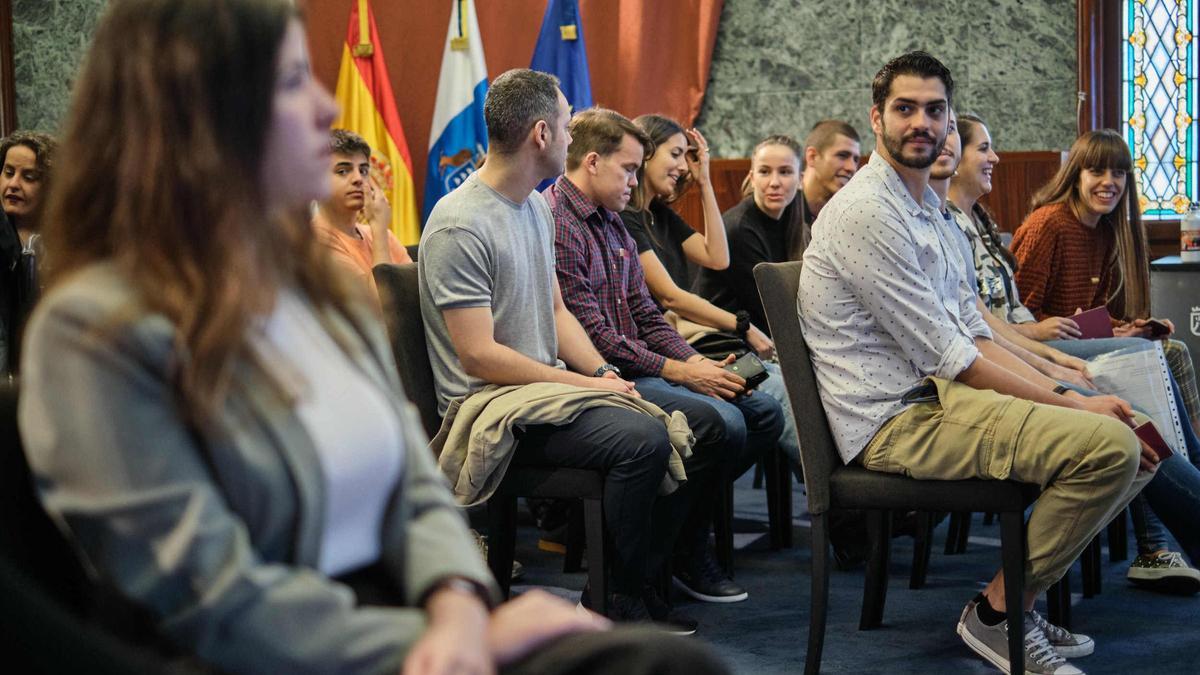 Beneficiarios de becas del Cabildo de Tenerife durante un acto