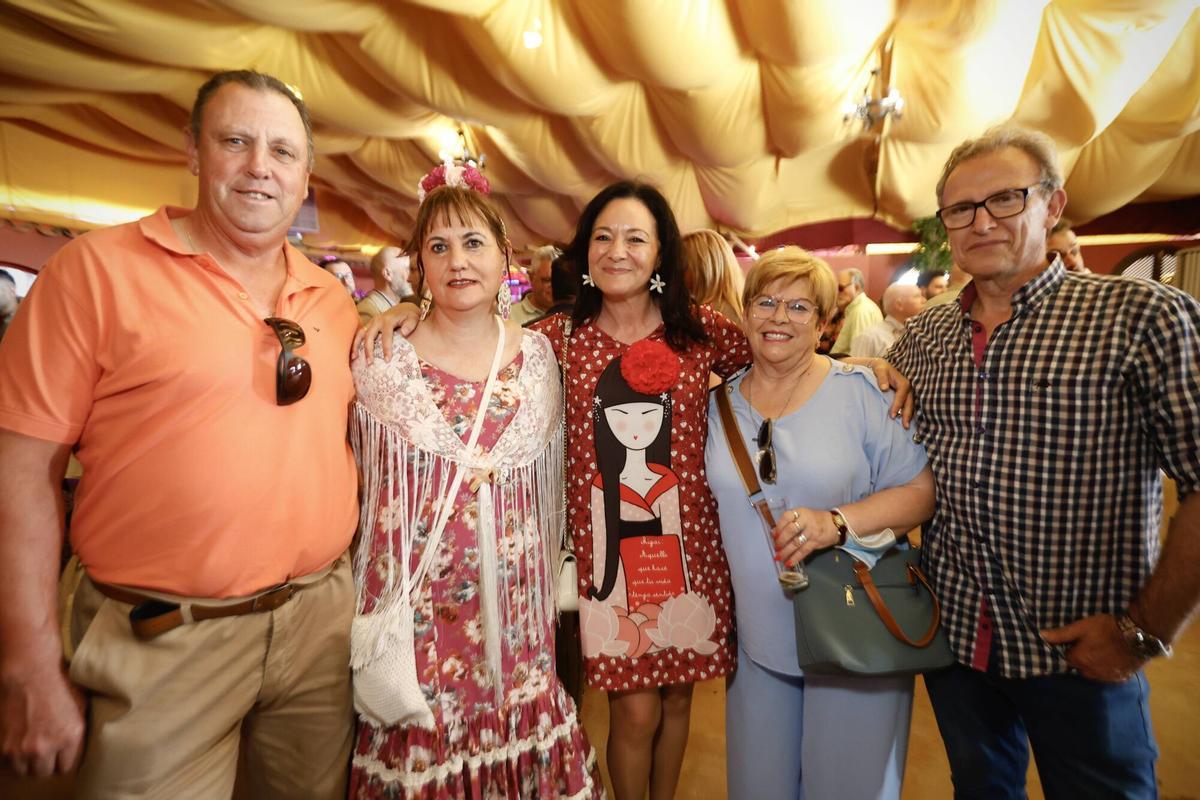 Peñas y el PSOE brindan en un caluroso sábado de Feria