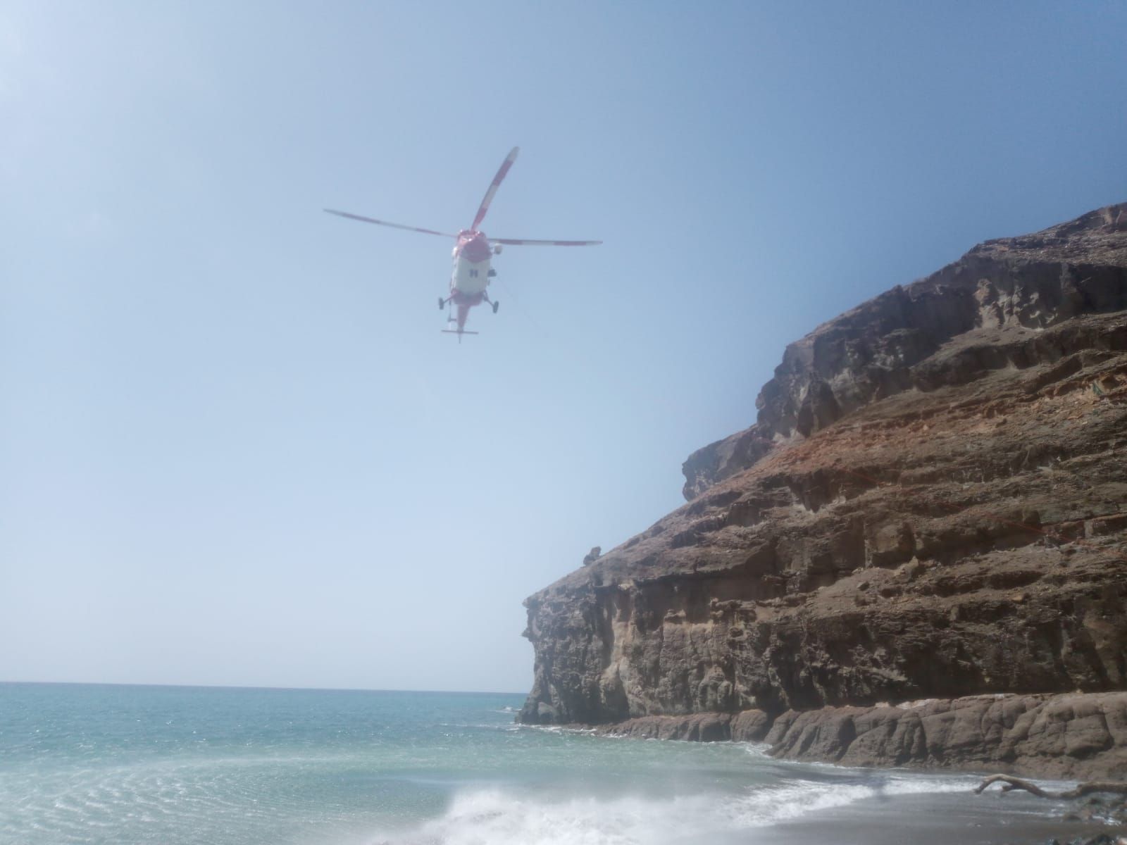 Una mujer sufre una caída en la playa de Tiritaña