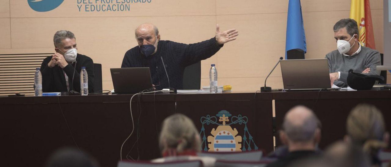 Por la izquierda, Jesús Riesco, Florencio Luengo y Jorge Antuña, ayer en el salón de grados de la Facultad de Formación del Profesorado y Educación. | Miki López