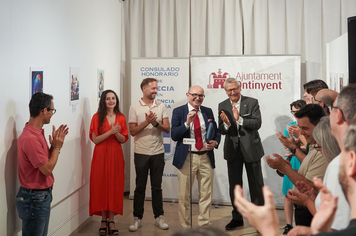 El Cónsul de Grecia en València en la inauguración de la exposición de artistas griegos en el Maova de Ontinyent.