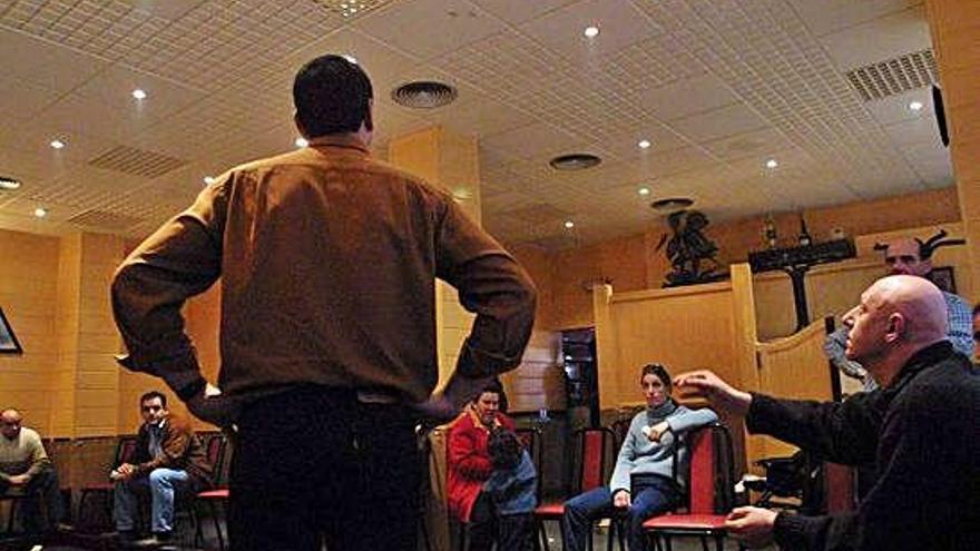 Un jugador lanza las chapas en el corro de un bar en Benavente hace algunos años.