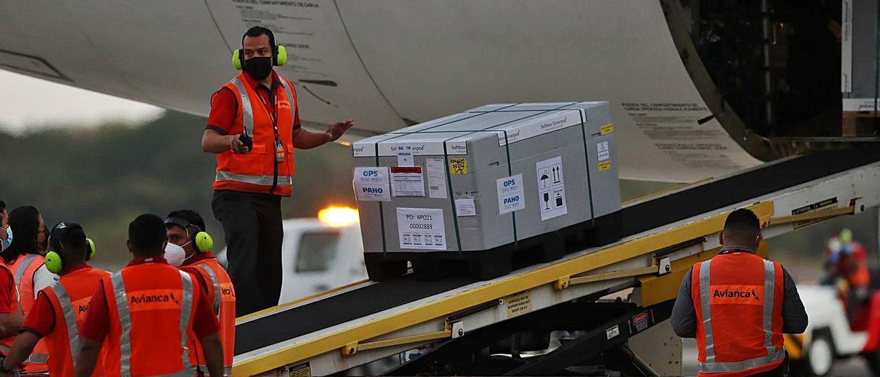 Recogida de vacunas de la alianza Covax en un aeropuerto de El Salvador.  | EFE