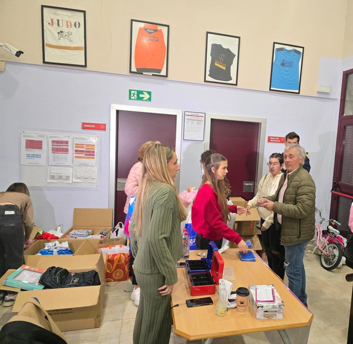 Recogida de material deportivo y escolar en la entrada del Pabellón