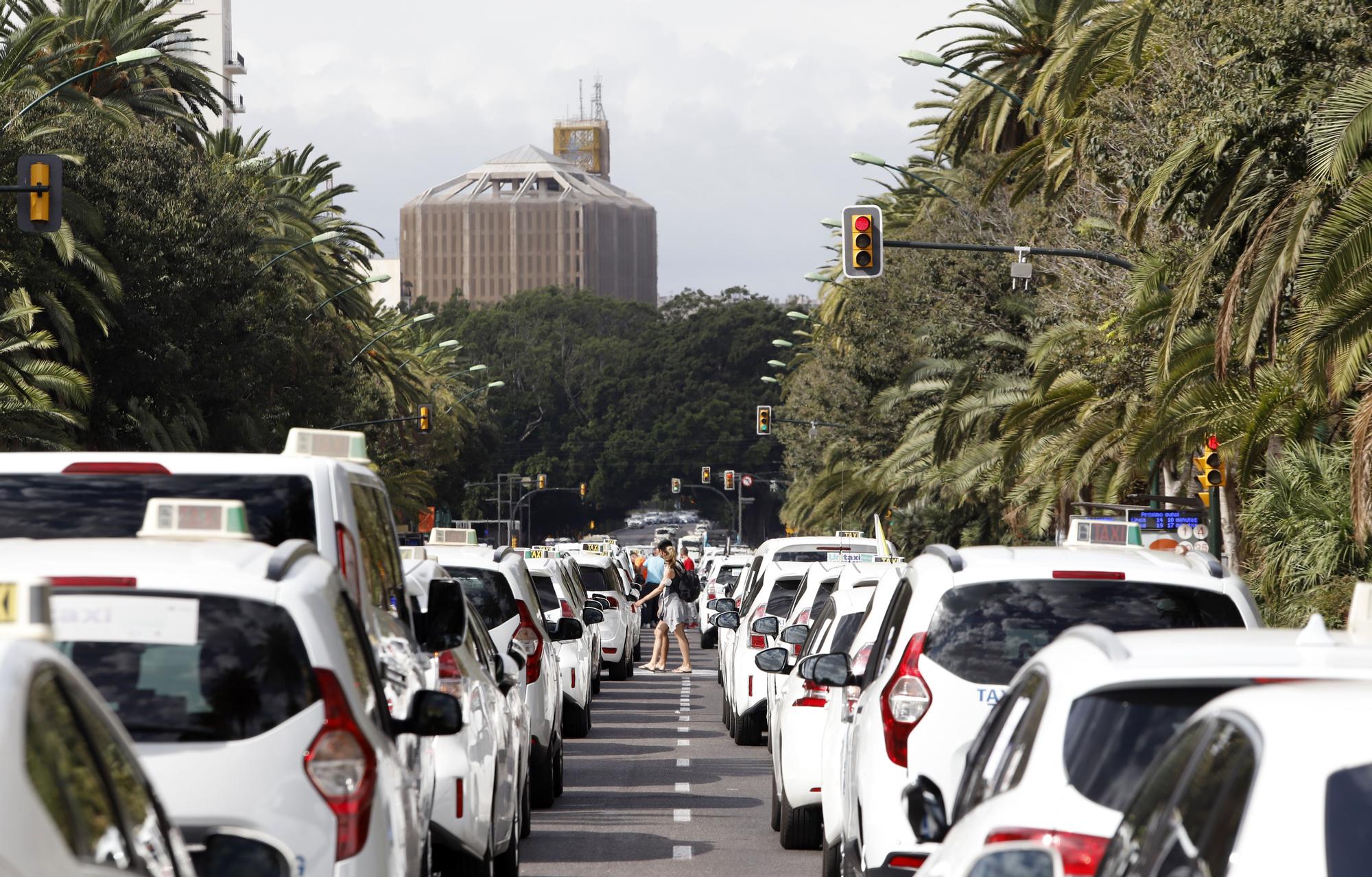 Manifestación del sector del taxi en Málaga contra el intrusismo de las VTC