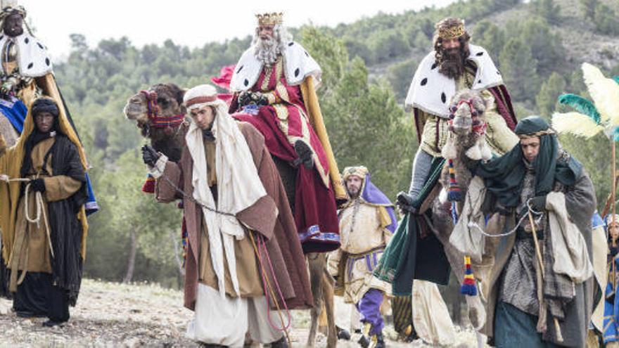 Los Reyes Magos de camino a la Cabalgata de Elda