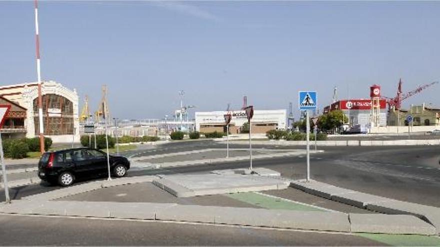 Planchas de hormigón y señales improvisadas regulan el tráfico en el interior del puerto de Valencia.