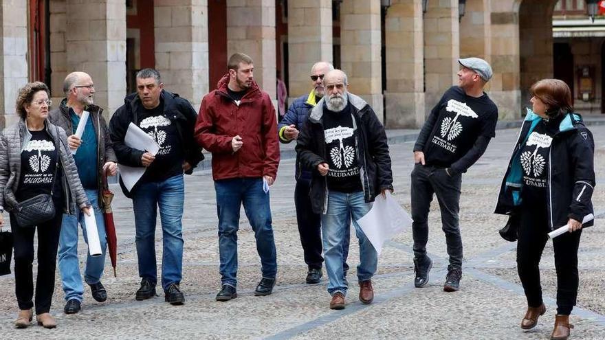 Adrián Arias, cuarto por la izquierda, junto a otros miembros de Asturias por un Aire Sano, ayer, en la plaza Mayor de Gijón.