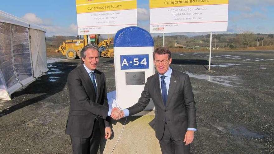 De la Serna y Feijóo celebran ayer el inicio de las obras del último tramo de la autovía Santiago-Lugo. // FdV