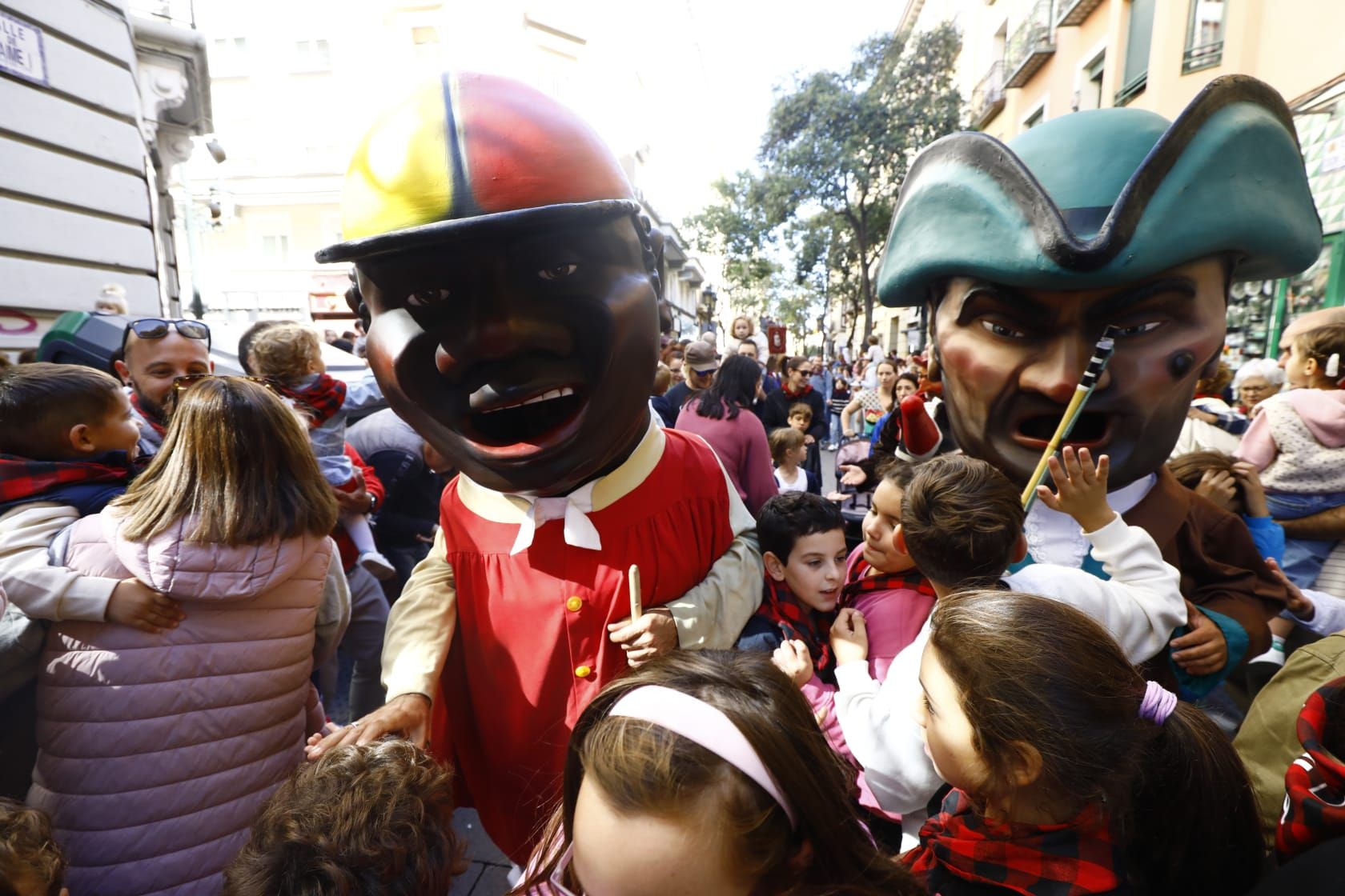 En imágenes | La comparsa de gigantes y cabezudos ilusionan a los más pequeños
