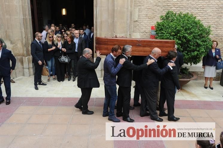 Numerosos murcianos arropan a la familia de Antonio González Barnés en su entierro