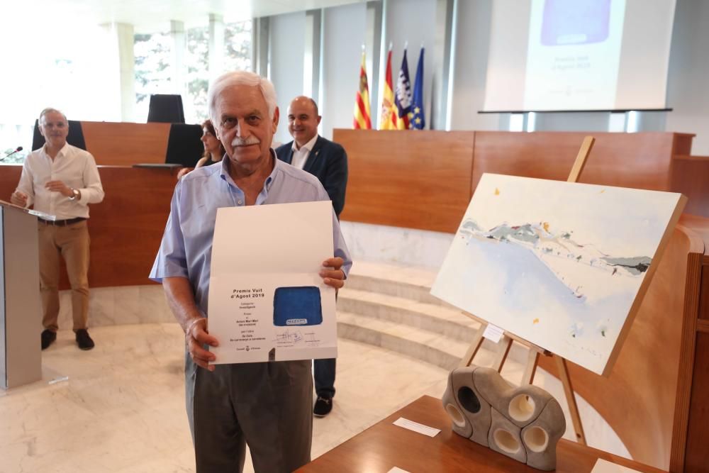 La sala de plenos del Consell Insular acogió ayer la entrega de los premios Vuit d''Agost