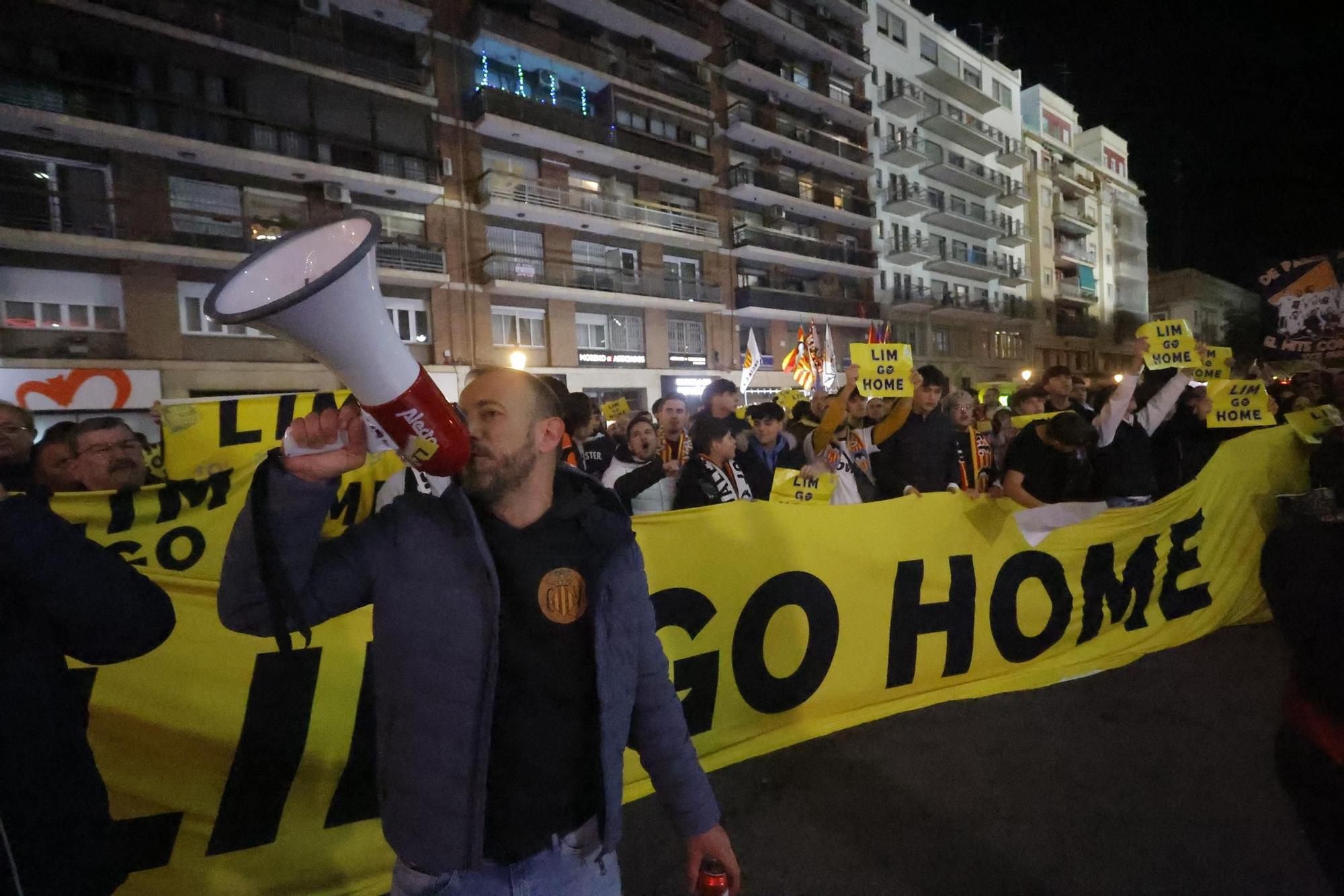 Así ha sido la protesta contra Peter Lim antes del enfrentamiento contra el FC Barcelona